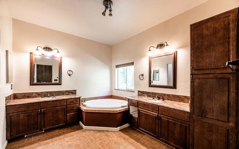 139 Rivers Edge Auction